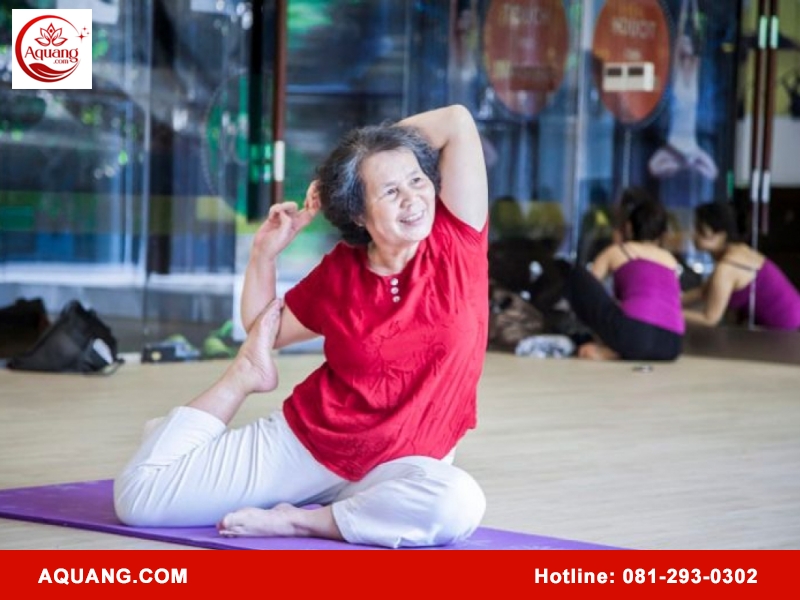 Chế độ dinh dưỡng hỗ trợ bài tập yoga giảm mỡ bụng cho người cao tuổi